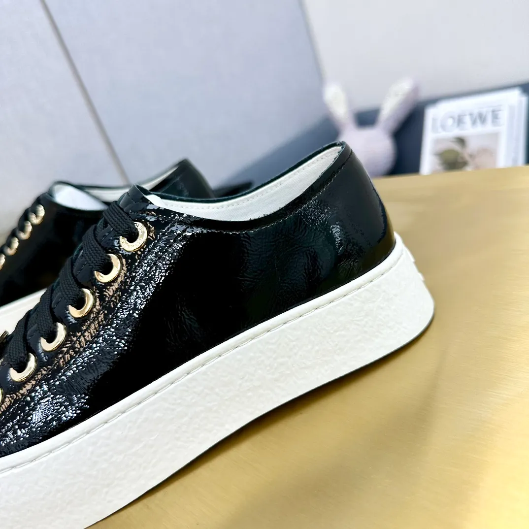P440👟👟 Top version, original quality! ! ! Chanel Chanel - 2024 biscuit shoes, the top casual sports shoes in the counter, this classic design; the upper is electro-embroidered with a variety of craftsmanship; the outsole is fashionable and sporty; the unusual inclusion of a variety of color elements... The diversified mix and match is very good-looking and versatile, casual, fashionable, sports and outdoor can be taken into account... ꫛꫀꪝ Go➫ Material: ❶Upper made of: original first-layer cowhide ❷Inside made of: sheepskin ❸Outsole is based on: original TPU combination outsole, full set of boutique packaging for women 35–40